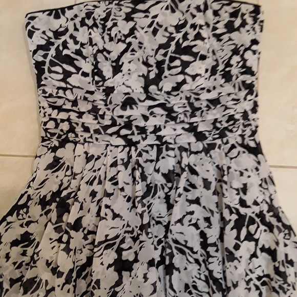 White House Black Market Strapless Dress - Picture 7 of 12